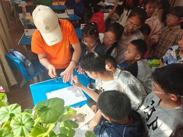 小孩们在桌子边AI 生成的内容可能不正确。