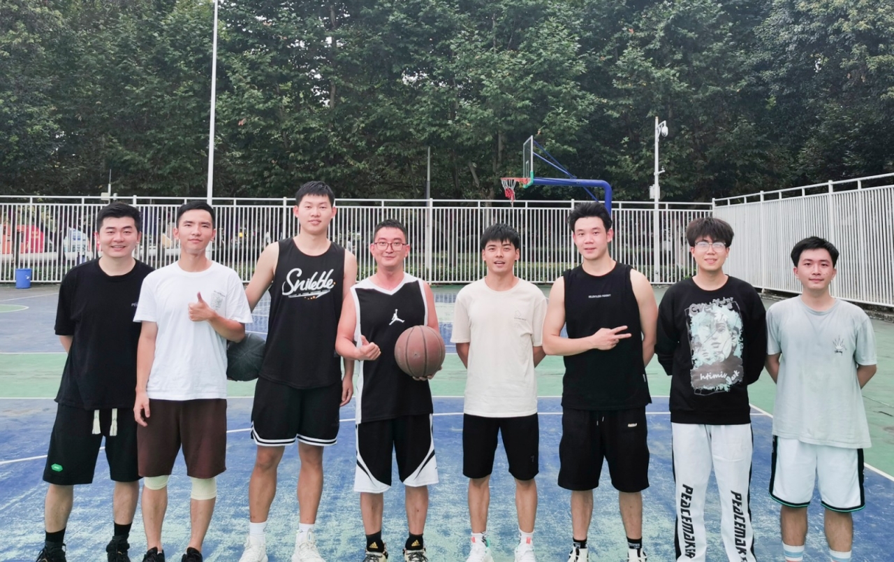 20220904 辅导员刘军组织沙河校区学生进行篮球运动 (1).jpg