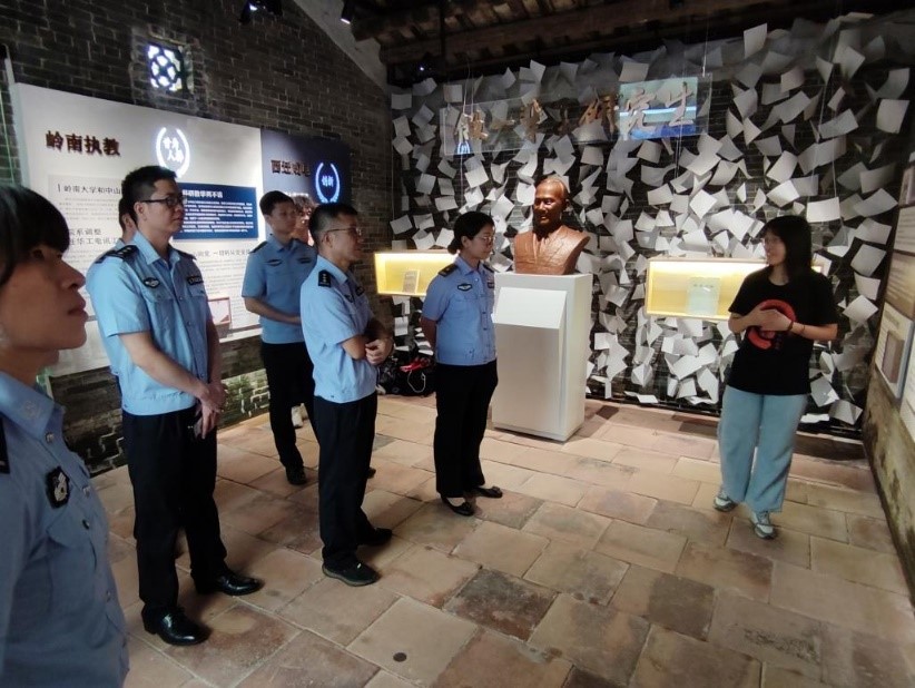 队员们担任“林为干科学家精神展”讲解员.jpg 队员们担任“林为干科学家精神展”讲解员.jpg