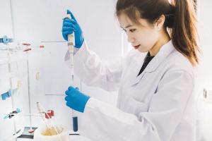 刘明侦教授获“全国三八红旗手”荣誉称号