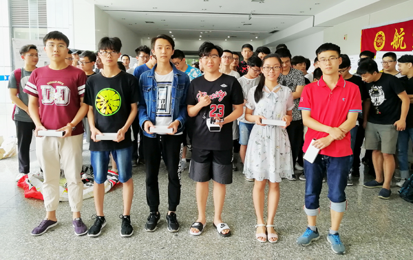 获奖小组“可穿戴型自拍无人机”.png 获奖小组“可穿戴型自拍无人机”.png