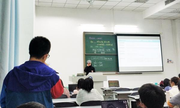 任晨华同学点评王舟舟同学的题目.jpg 任晨华同学点评王舟舟同学的题目.jpg