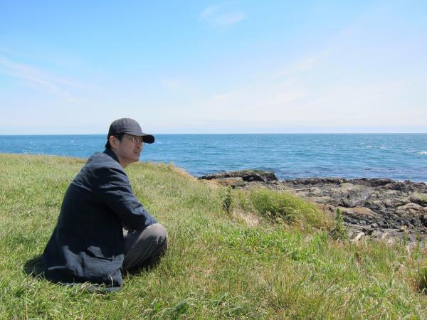 陳義芝於加拿大溫哥華島海邊.jpg 陳義芝於加拿大溫哥華島海邊.jpg