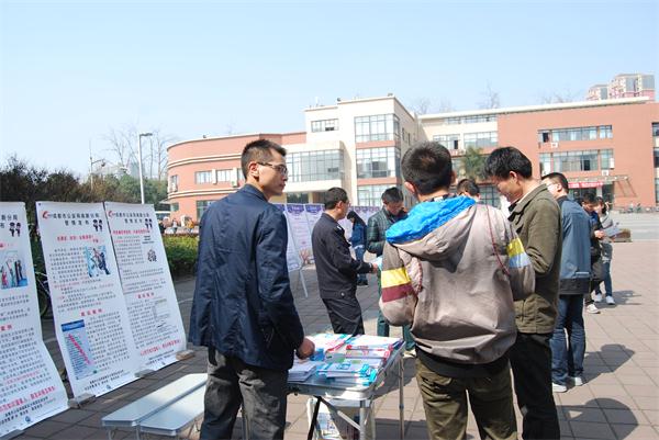 保卫处开展综合治理宣传活动