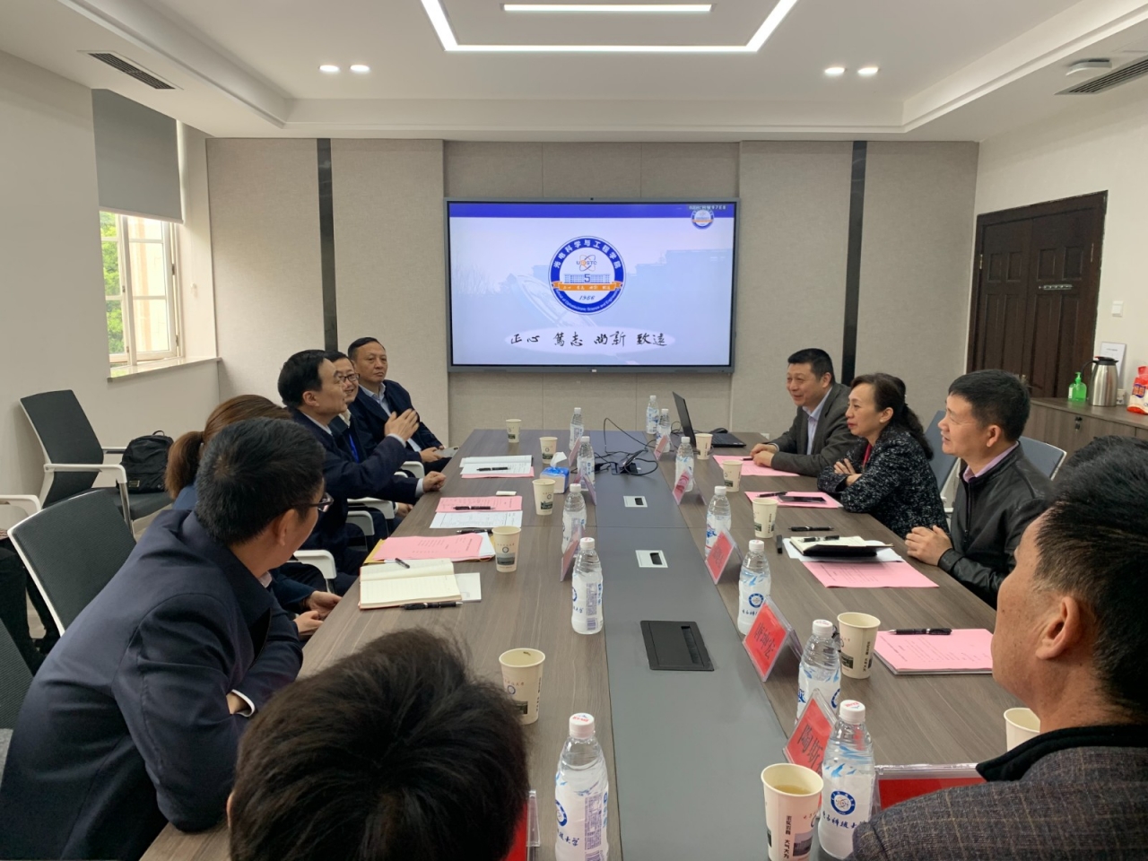 新疆工业和信息化厅党组副书记、副厅长邓熙来校交流