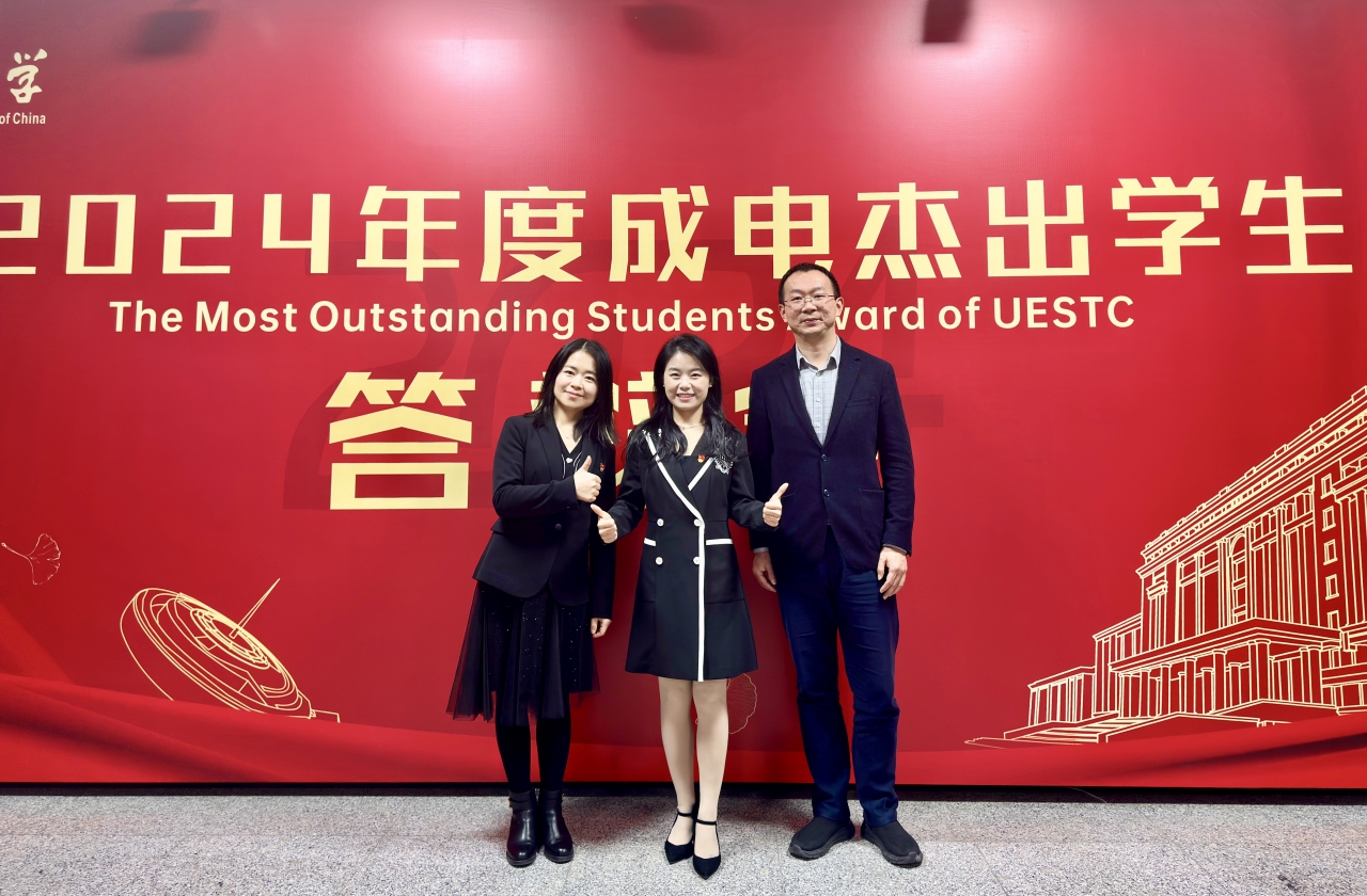 何烨6.jpg 何烨6.jpg