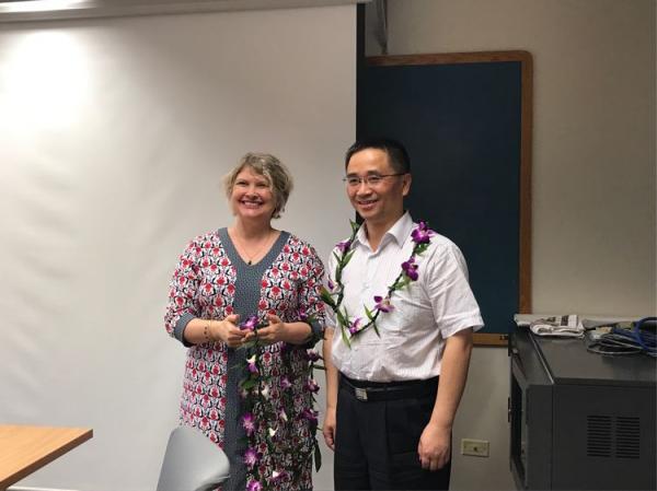 熊彩东与夏威夷大学社科学院院长Denise Eby Konan.jpg 038b33d03b985998248c9c75f469cf10.jpg