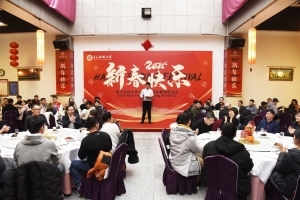 校领导与留校学生同吃“团年饭”喜迎新春佳节