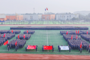 学校2025级学生军训圆满结训