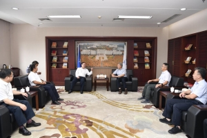 广西科技厅党组书记、厅长曹坤华来校洽谈合作