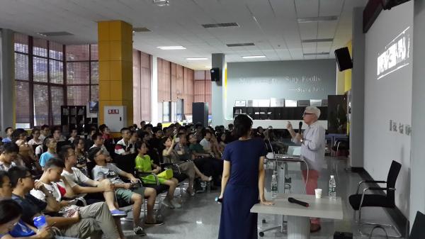 法国著名摄影师来我校讲述“光影魅力”