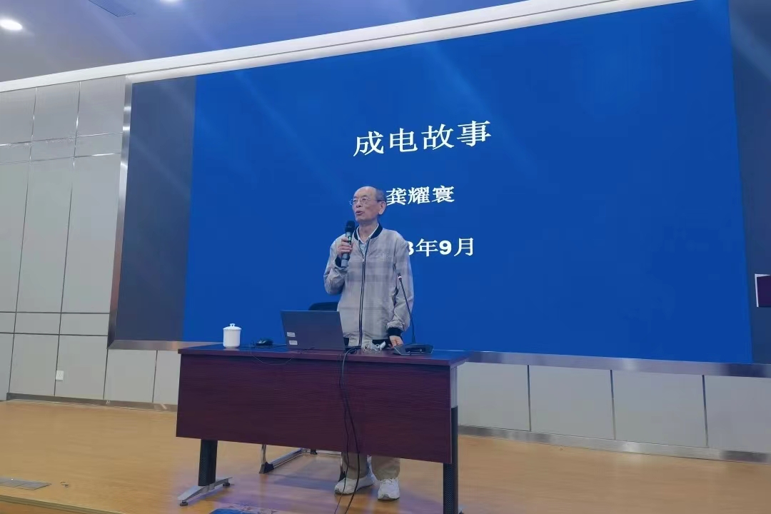 2-3龚耀寰教授 电子学院本科生.jpg 2-3龚耀寰教授 电子学院本科生.jpg