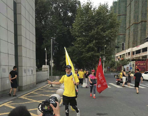 经管学院MBA举行“梦想，我们在路上”献礼校庆60公里徒步活动
