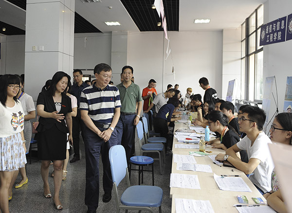 【迎新】校领导看望2015级新生