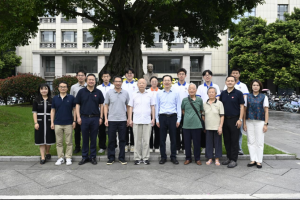 林为干院士之子林诒玉返校瞻仰雕像 共话科学家精神传承