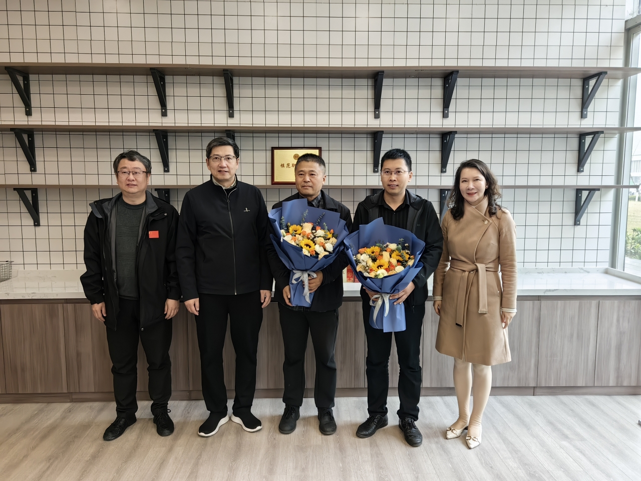 胡皓全自动化慰问.jpg 088ebc41358ce67f5732f229843aea8a.jpg