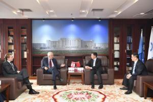 加拿大驻华大使麦家廉来校访问