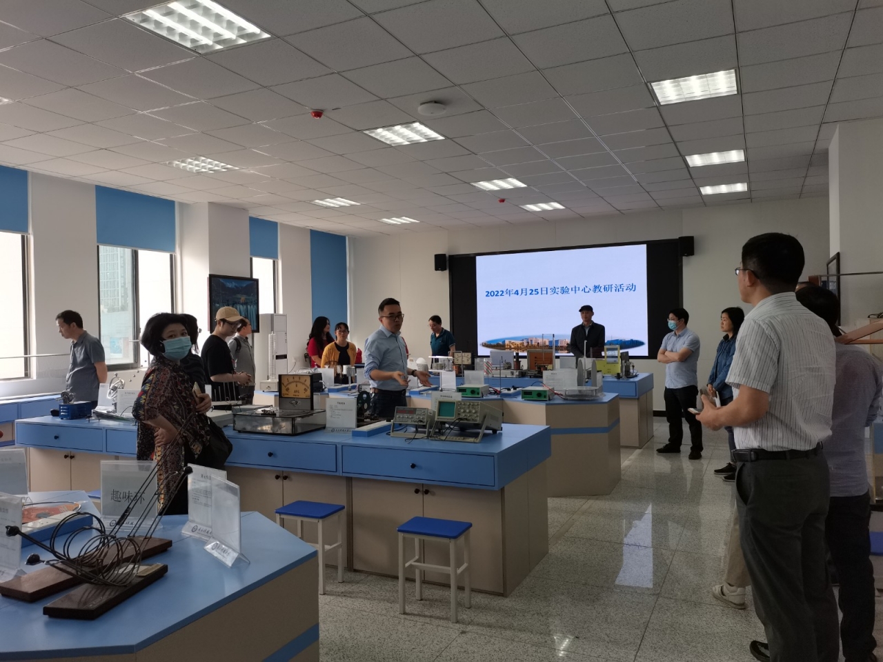 大学物理实验课程组进行专题研讨观摩会
