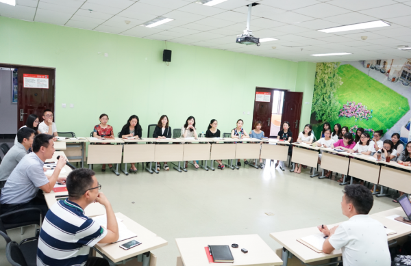 格拉斯哥学院举行新进教职工入职培训会