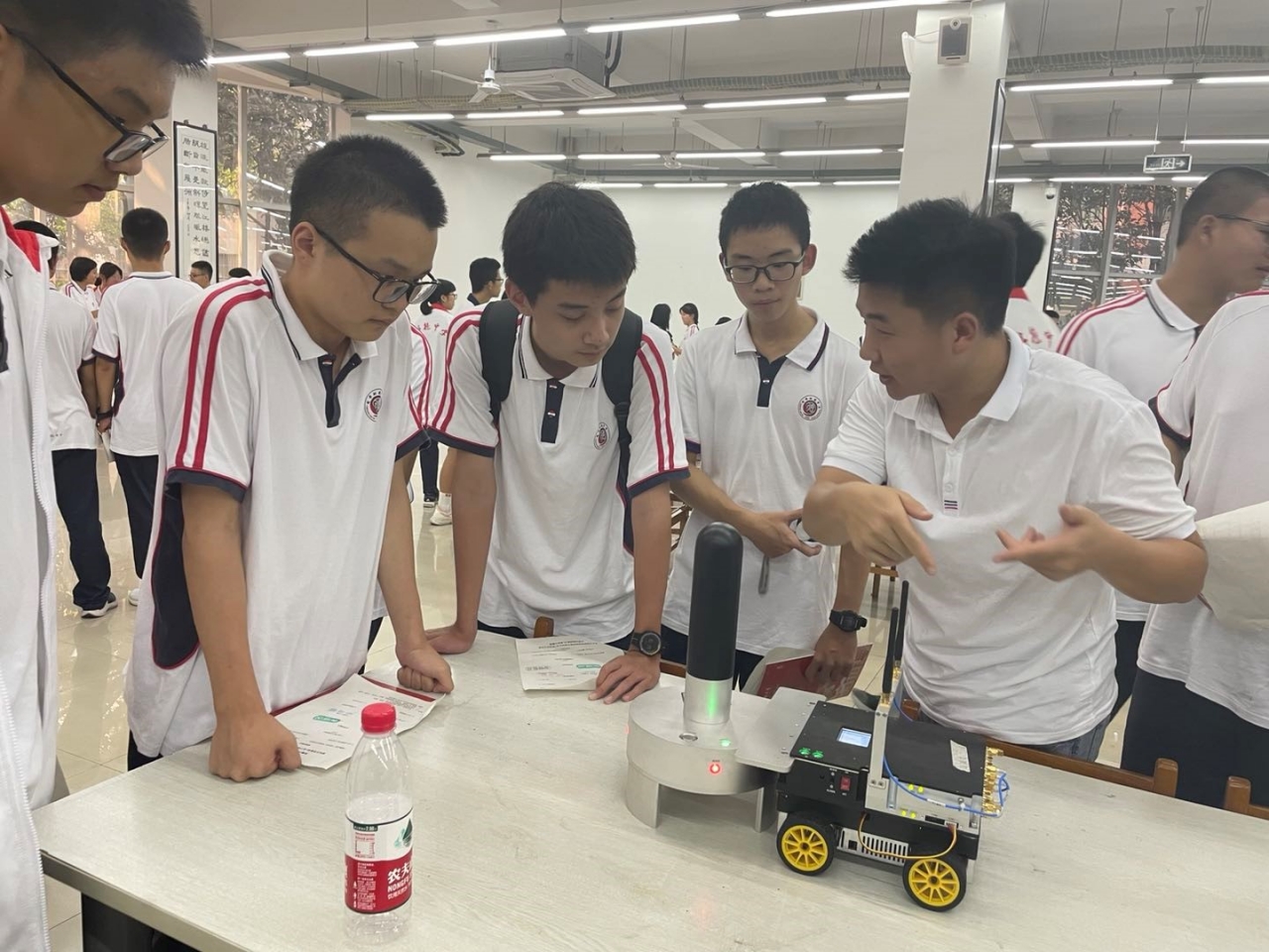 成电学子受邀赴树德中学参加科技节展览活动