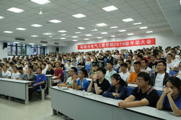 年级大会.jpg 年级大会.jpg