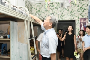 校领导看望慰问秋季学期返校学生