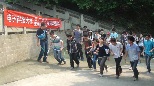 学校开展学生定向越野和无线电测向实践课程教学活动