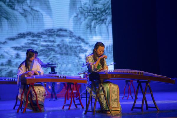 校民乐团举办专场音乐会贺十周岁生日