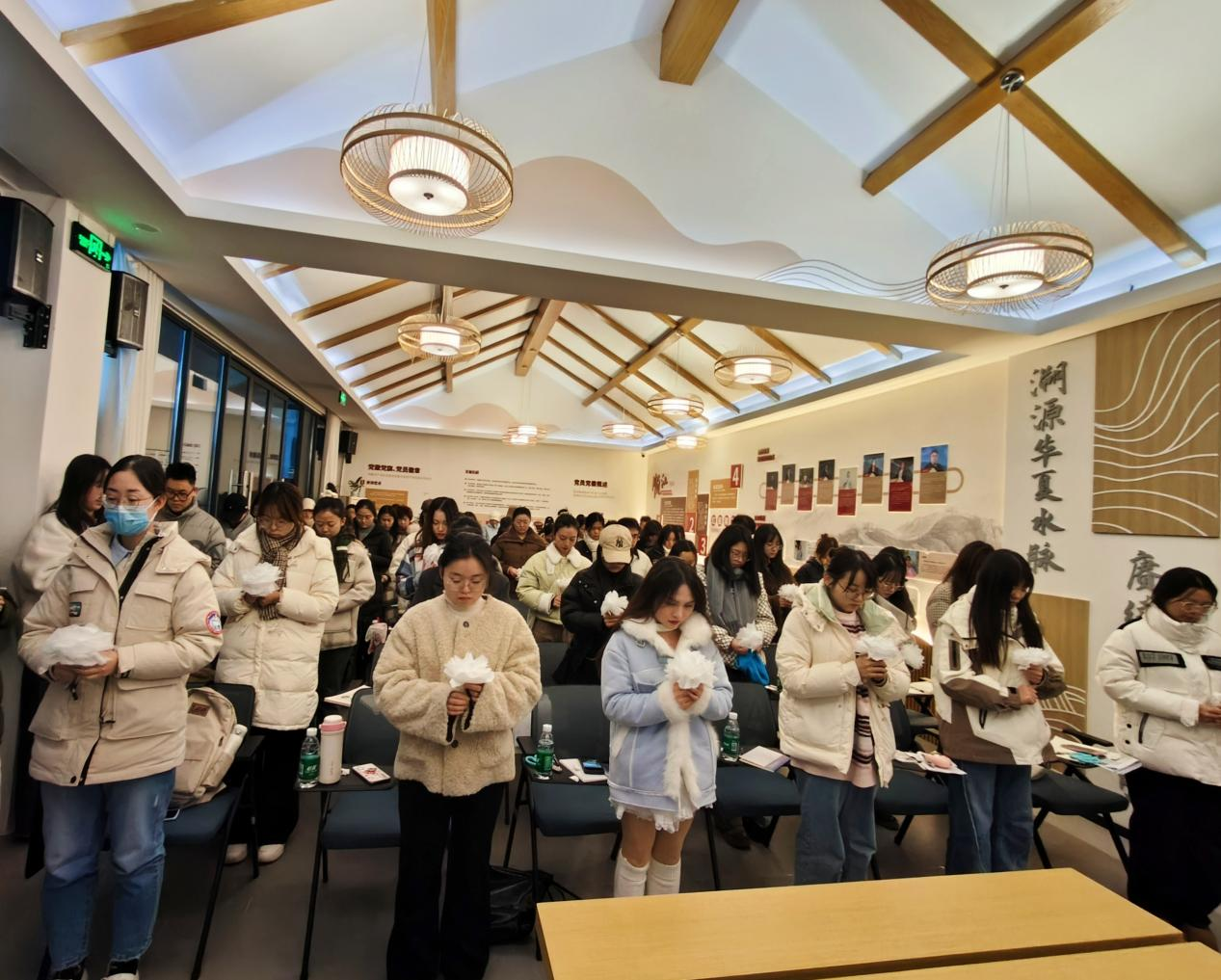 公管学院硕士第二、四、五党支部联合顺江社区党委开展主题党日活动