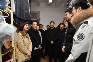 校领导看望慰问返校学生