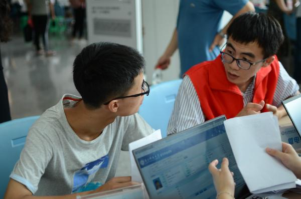 党员同学关心新生,主动了解是否需要帮助.JPG 党员同学关心新生,主动了解是否需要帮助.JPG