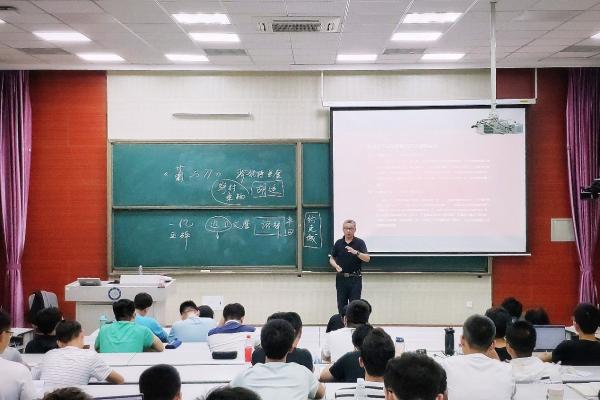 海军少将陈俨走进成电课堂讲述《战争、军队与文化》