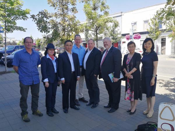 代表团与UNBC副校长Robert A knight和Tim Tribe等合影.jpg 0f09640b3a6c44737f60ed22ad595ecc.jpg