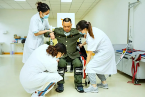 中国退役军人：炫酷！参战老兵40年后用外骨骼机器人再次站立起来