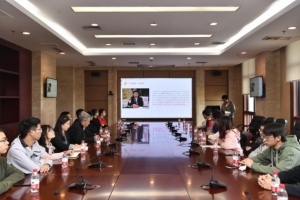 王亚非书记参加光电学院主题班会