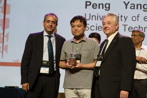 杨鹏副教授获ACM大学生程序设计世界总决赛“杰出教练奖”