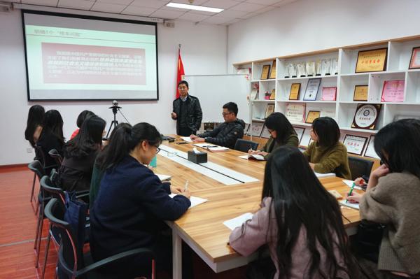 格拉斯哥学院组织教师进行“全国教育大会精神”专题学习