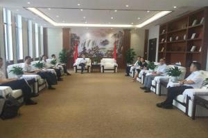 校领导到研究生院宜宾分院看望暑期留校学生