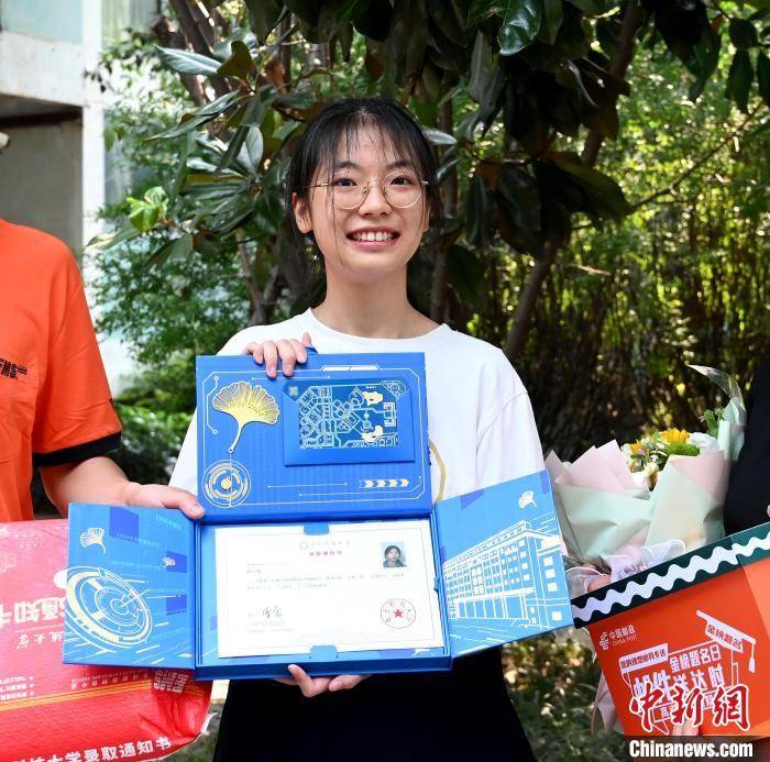 赵心怡收到录取通知书。　安源 摄