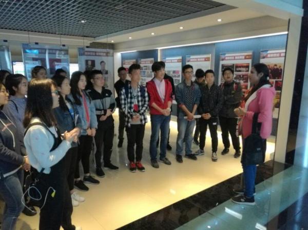 电子科大校史馆迎来首批留学生讲解员