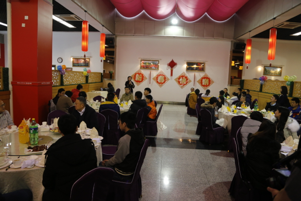 校领导与留校学生同吃“团年饭”喜迎新春佳节