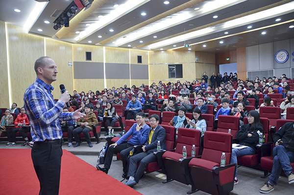 亚马逊名人讲堂“敢·触未来”在我校举行