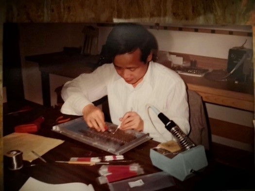 周明天在实验室.jpg 周明天在实验室.jpg