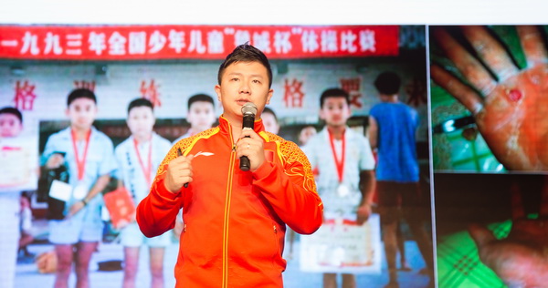 奥运冠军陈一冰做客成电讲坛