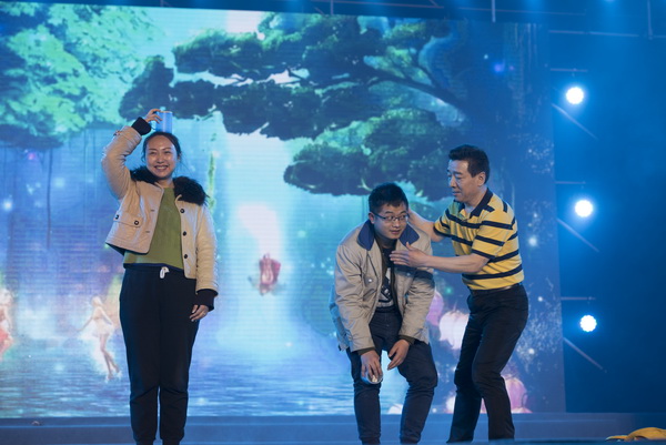 晚会0012.jpg 131388dd3ad85524cc9660e4d3da0b27.jpg