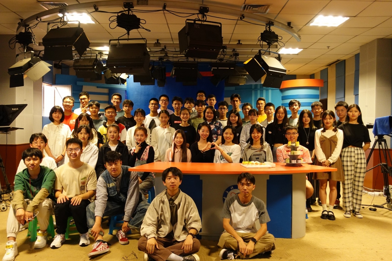 电视台指导老师与同学们集体合影.JPG 电视台指导老师与同学们集体合影.JPG