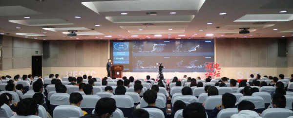 【成电讲坛】艺术家邱宇谈混合媒介与生命感知的艺术探索