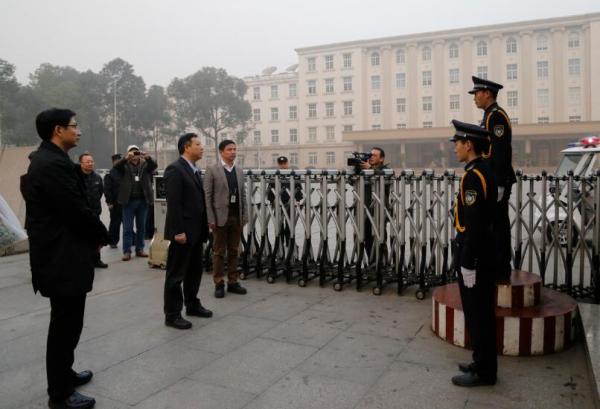 校领导看望慰问假期值班人员、留校学生