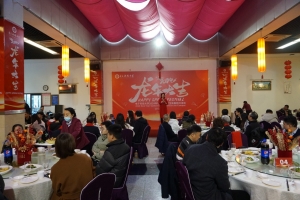 校领导与留校学生同吃“团年饭”喜迎新春佳节