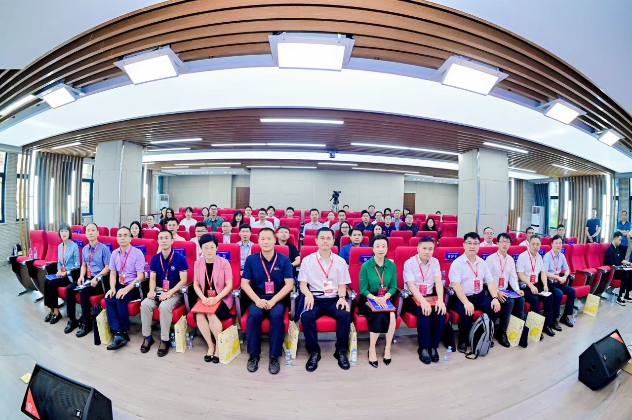 2024年电子信息特色高校发展大会“培根铸魂育新人 勇担使命谱新篇”分论坛举行